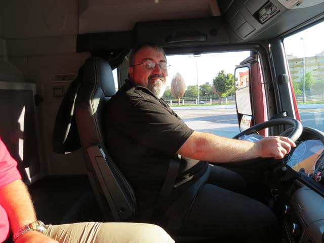 Al volante del MAN TGX 33.560 se nos nota en la cara, nos encantan las prestaciones de su motor D38.